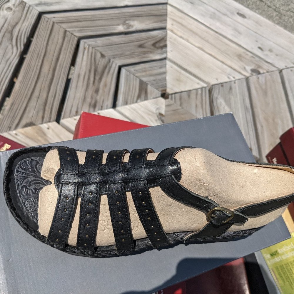 Brand new Ariat Edgewater sandals